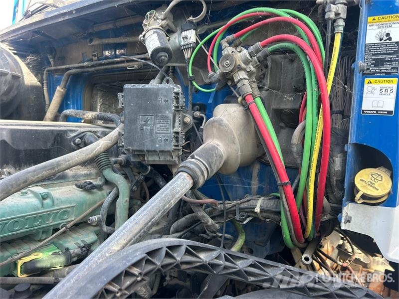 Volvo 6x4 T/A Sleeper Truck Tractor (Inoperable) Vilcēji