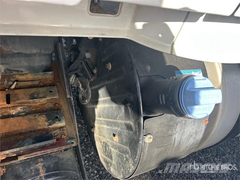 Volvo 6x4 T/A Sleeper Truck Tractor (Inoperable) Vilcēji