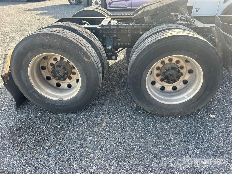 Volvo 6x4 T/A Sleeper Truck Tractor (Inoperable) Vilcēji