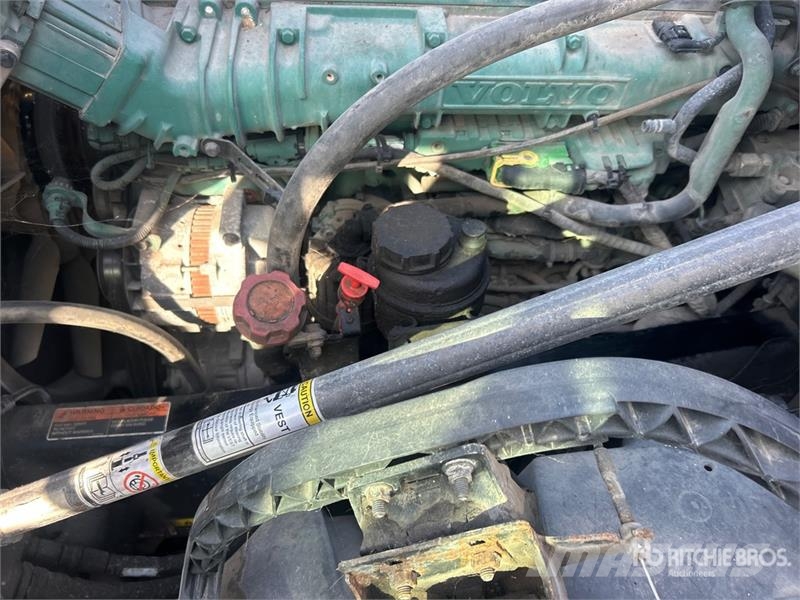 Volvo 6x4 T/A Sleeper Truck Tractor (Inoperable) Vilcēji