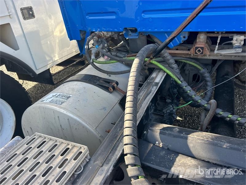 Volvo 6x4 T/A Sleeper Truck Tractor (Inoperable) Vilcēji