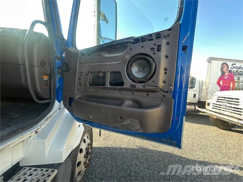 Volvo 6x4 T/A Sleeper Truck Tractor (Inoperable) Vilcēji