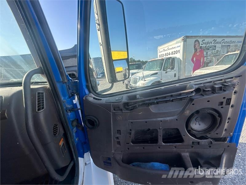 Volvo 6x4 T/A Sleeper Truck Tractor (Inoperable) Vilcēji