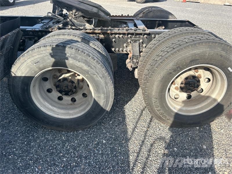 Volvo 6x4 T/A Sleeper Truck Tractor (Inoperable) Vilcēji
