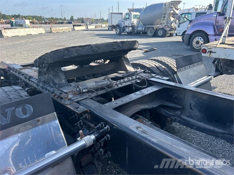 Volvo 6x4 T/A Sleeper Truck Tractor (Inoperable) Vilcēji