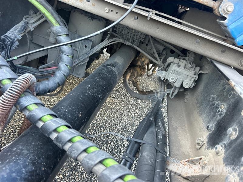 Volvo 6x4 T/A Sleeper Truck Tractor (Inoperable) Vilcēji