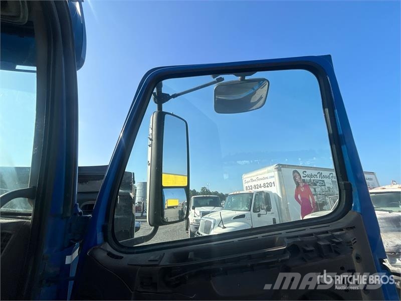 Volvo 6x4 T/A Sleeper Truck Tractor (Inoperable) Vilcēji