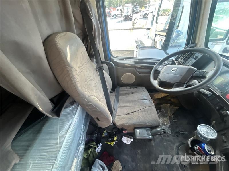 Volvo 6x4 T/A Sleeper Truck Tractor (Inoperable) Vilcēji
