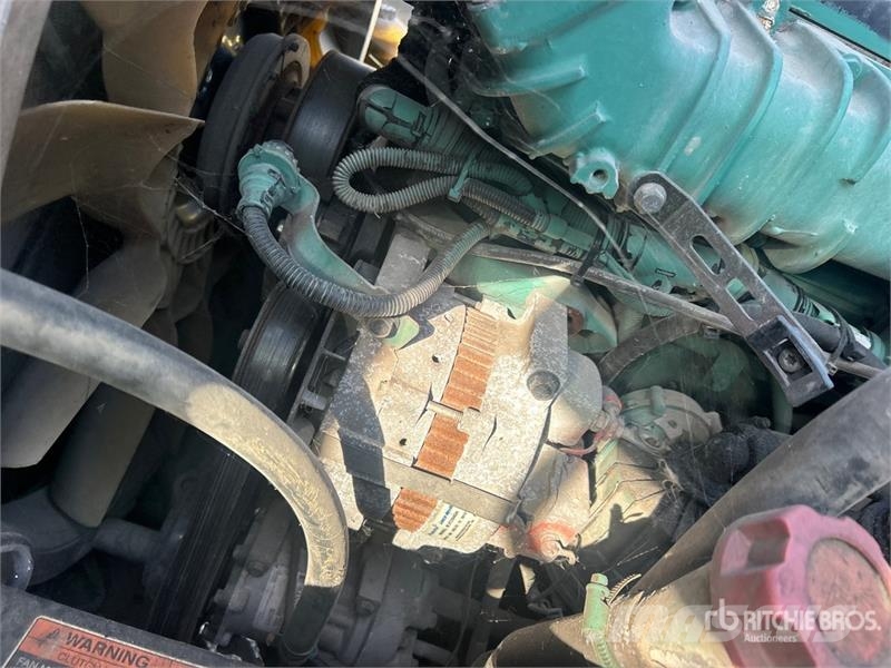 Volvo 6x4 T/A Sleeper Truck Tractor (Inoperable) Vilcēji