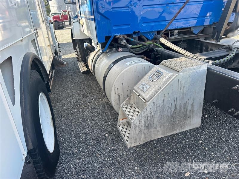 Volvo 6x4 T/A Sleeper Truck Tractor (Inoperable) Vilcēji