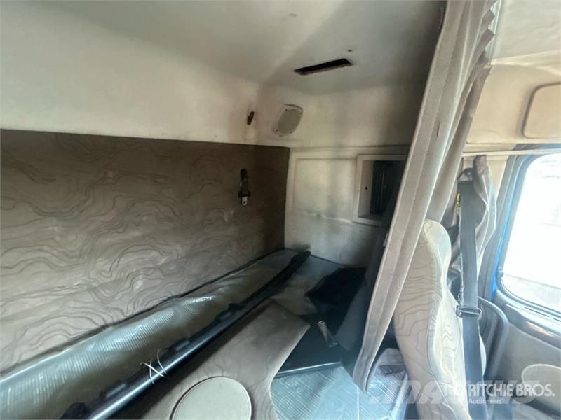Volvo 6x4 T/A Sleeper Truck Tractor (Inoperable) Vilcēji