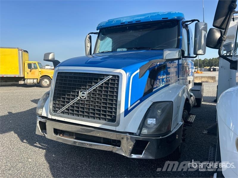 Volvo 6x4 T/A Sleeper Truck Tractor (Inoperable) Vilcēji