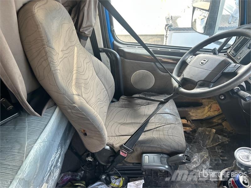 Volvo 6x4 T/A Sleeper Truck Tractor (Inoperable) Vilcēji