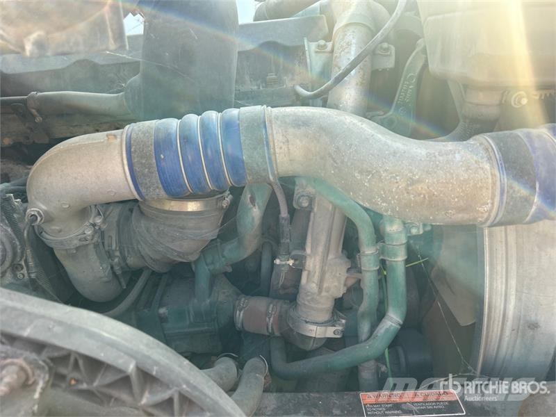 Volvo 6x4 T/A Sleeper Truck Tractor (Inoperable) Vilcēji