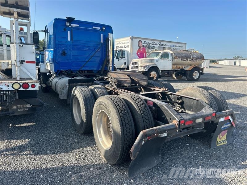 Volvo 6x4 T/A Sleeper Truck Tractor (Inoperable) Vilcēji
