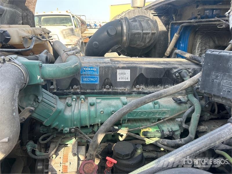 Volvo 6x4 T/A Sleeper Truck Tractor (Inoperable) Vilcēji