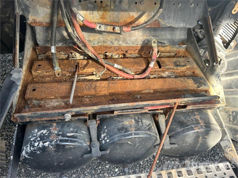 Volvo 6x4 T/A Sleeper Truck Tractor (Inoperable) Vilcēji