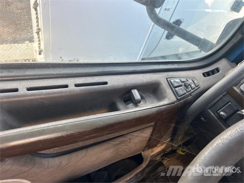 Volvo 6x4 T/A Sleeper Truck Tractor (Inoperable) Vilcēji