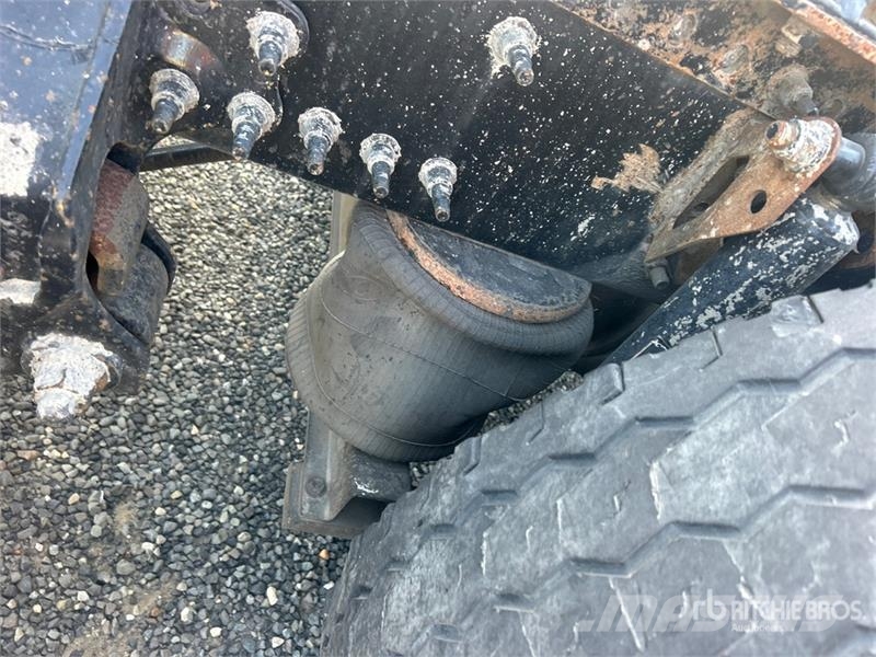 Volvo 6x4 T/A Sleeper Truck Tractor (Inoperable) Vilcēji