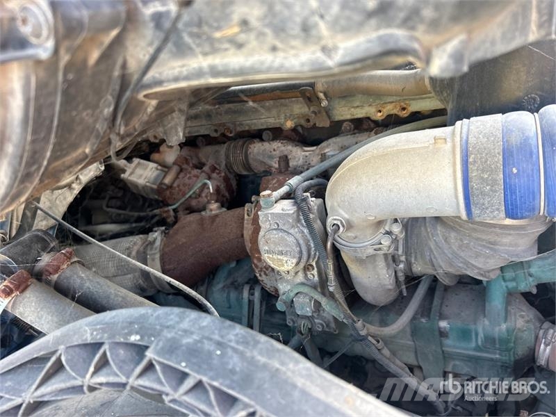 Volvo 6x4 T/A Sleeper Truck Tractor (Inoperable) Vilcēji