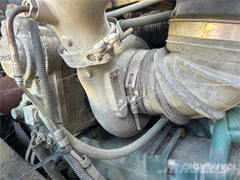 Volvo 6x4 T/A Sleeper Truck Tractor (Inoperable) Vilcēji