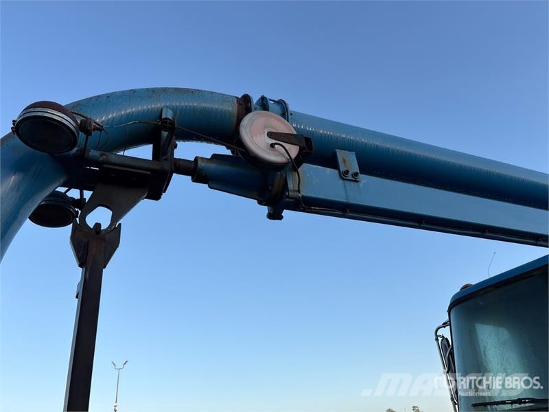 Volvo Con V390LHA on  Volvo WG 4x2 Sewer Cleaner Truck 組合/真空油槽車
