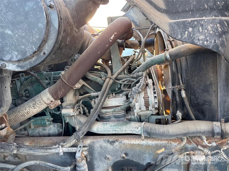 Volvo Con V390LHA on  Volvo WG 4x2 Sewer Cleaner Truck 組合/真空油槽車