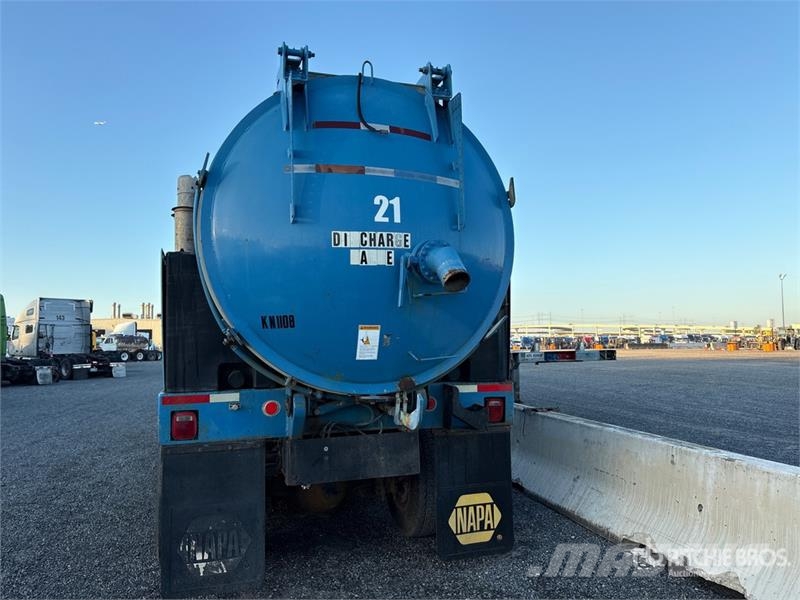 Volvo Con V390LHA on  Volvo WG 4x2 Sewer Cleaner Truck 組合/真空油槽車