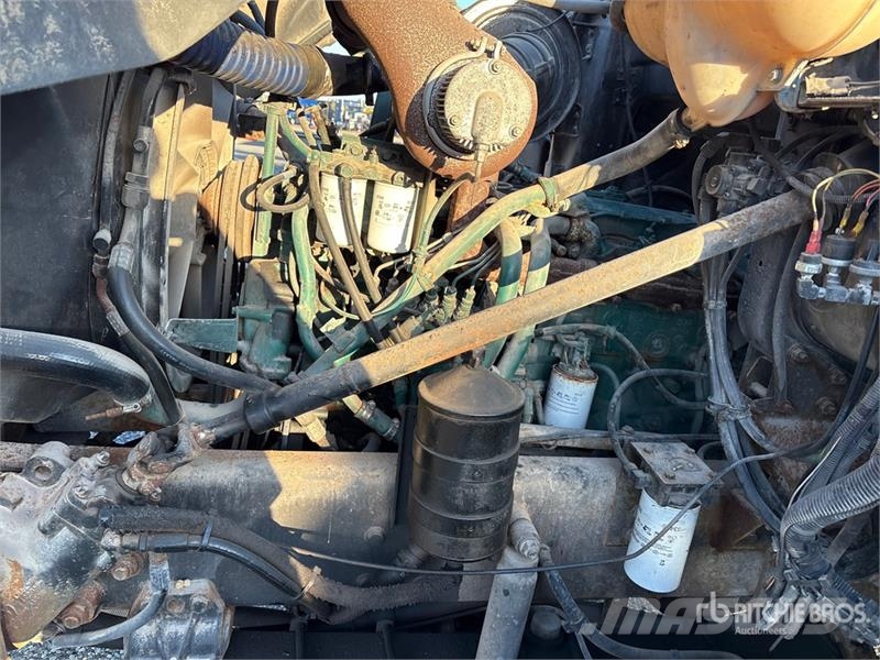 Volvo Con V390LHA on  Volvo WG 4x2 Sewer Cleaner Truck 組合/真空油槽車