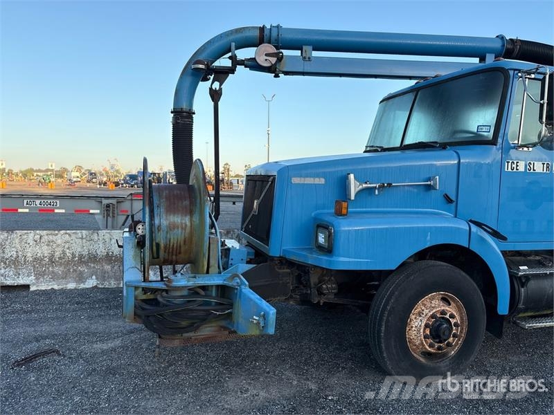 Volvo Con V390LHA on  Volvo WG 4x2 Sewer Cleaner Truck 組合/真空油槽車