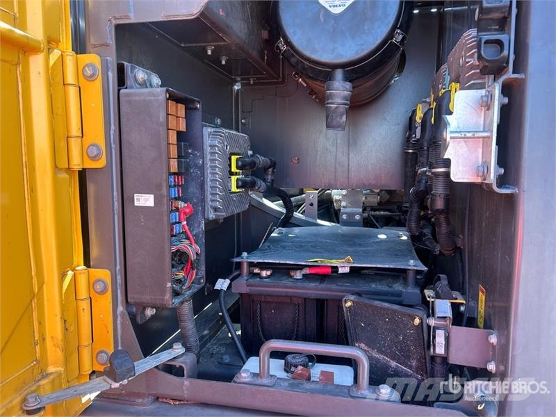 Volvo EC250E Tracked Excavator (Inoperable) Beltegraver