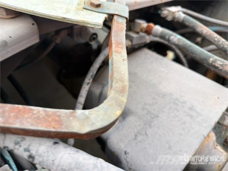  Volvo/GMC WAH 6x4 T/A Day Cab Truck Tractor وحدات الجر