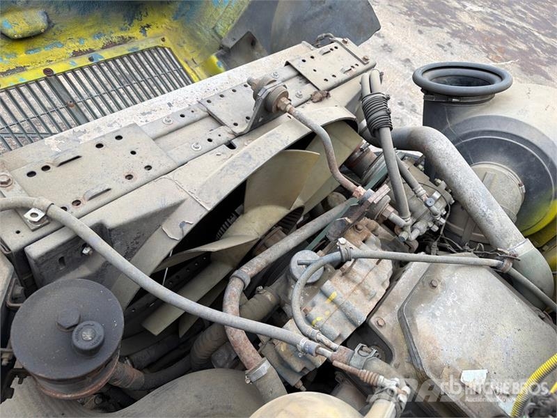  Volvo/GMC WAH 6x4 T/A Day Cab Truck Tractor وحدات الجر