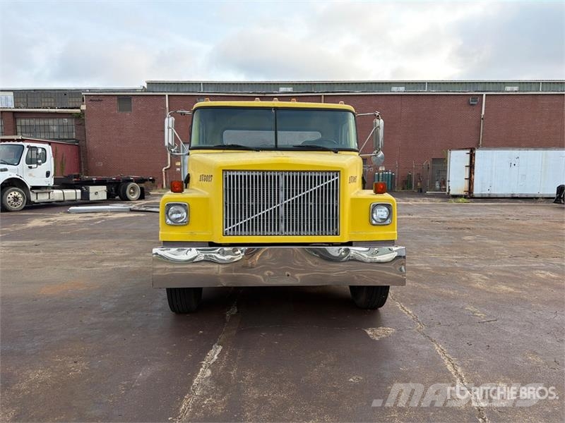  Volvo/GMC WAH 6x4 T/A Day Cab Truck Tractor وحدات الجر