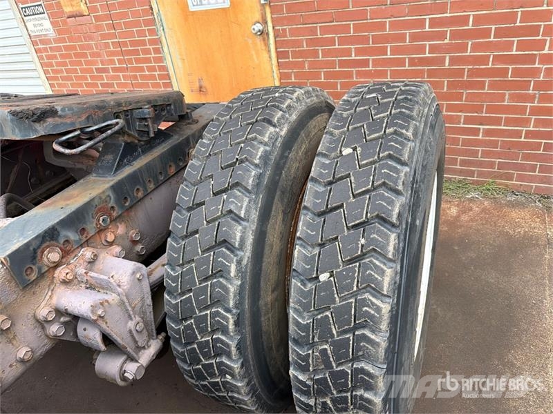  Volvo/GMC WAH 6x4 T/A Day Cab Truck Tractor وحدات الجر