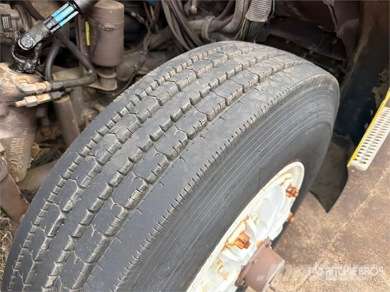  Volvo/GMC WAH 6x4 T/A Day Cab Truck Tractor وحدات الجر