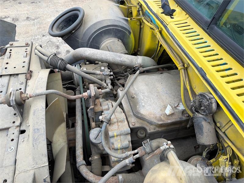  Volvo/GMC WAH 6x4 T/A Day Cab Truck Tractor وحدات الجر