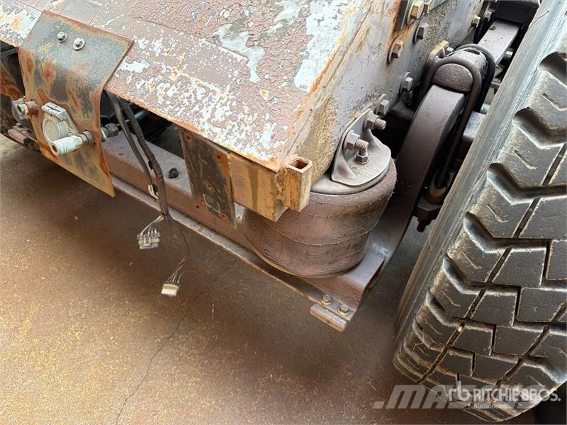  Volvo/GMC WAH 6x4 T/A Day Cab Truck Tractor وحدات الجر