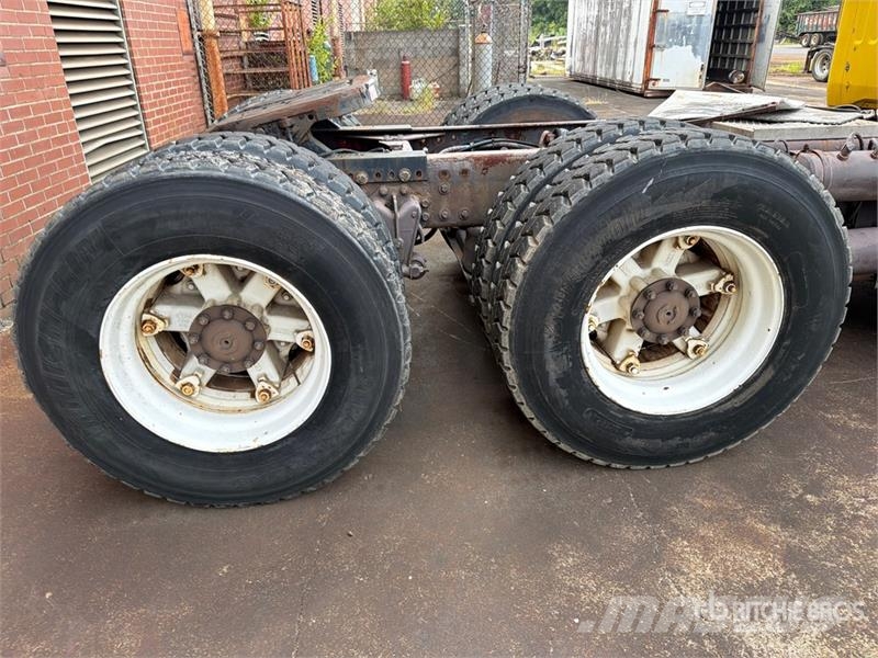  Volvo/GMC WAH 6x4 T/A Day Cab Truck Tractor وحدات الجر