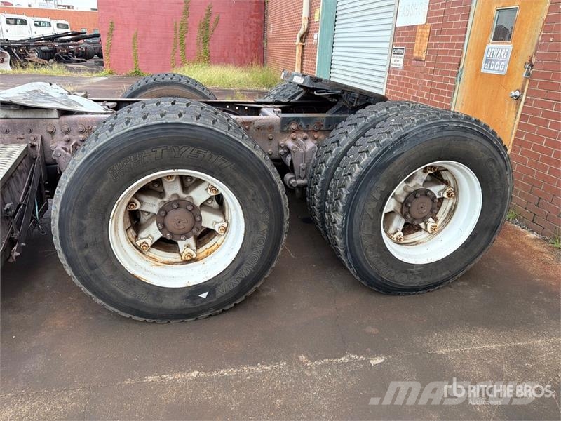  Volvo/GMC WAH 6x4 T/A Day Cab Truck Tractor وحدات الجر