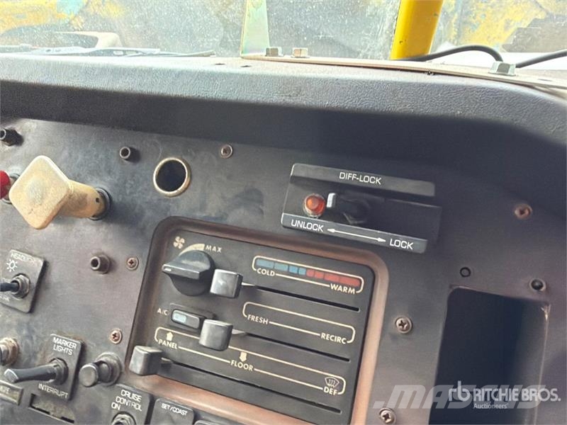  Volvo/GMC WAH 6x4 T/A Day Cab Truck Tractor وحدات الجر