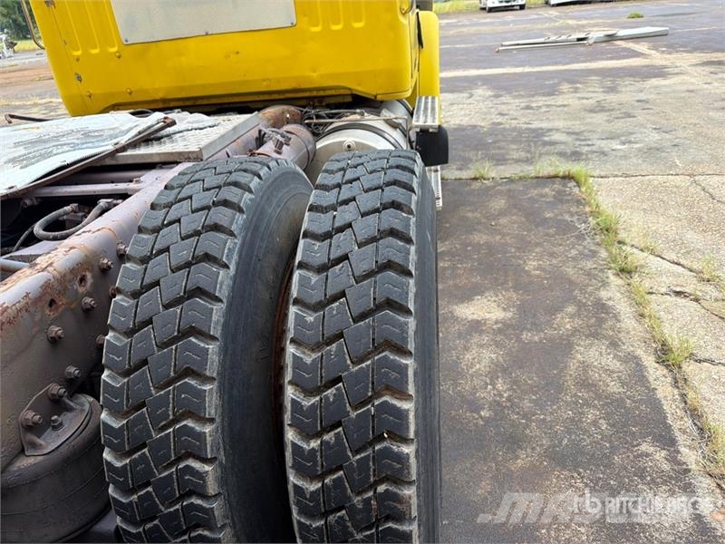  Volvo/GMC WAH 6x4 T/A Day Cab Truck Tractor وحدات الجر