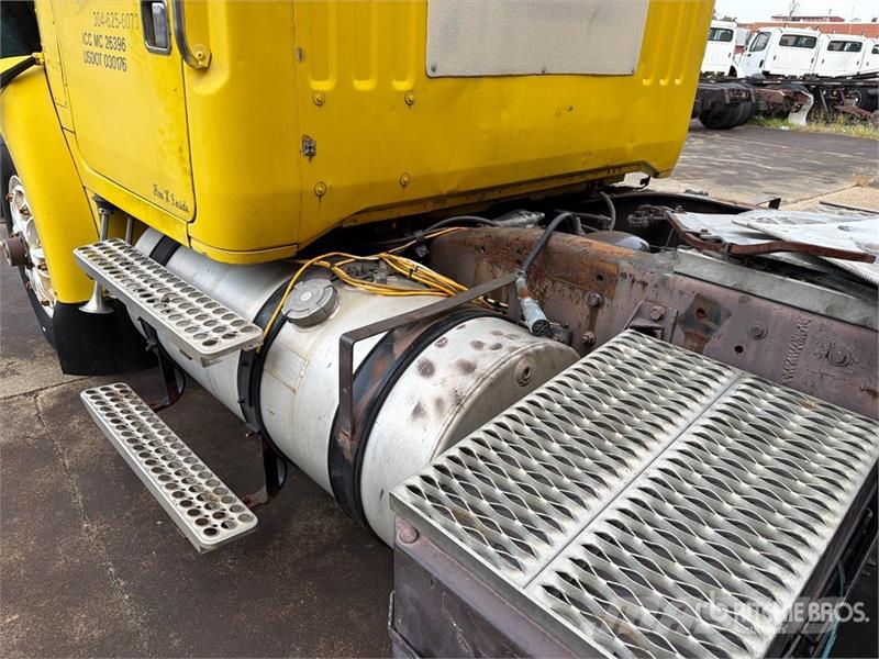  Volvo/GMC WAH 6x4 T/A Day Cab Truck Tractor وحدات الجر
