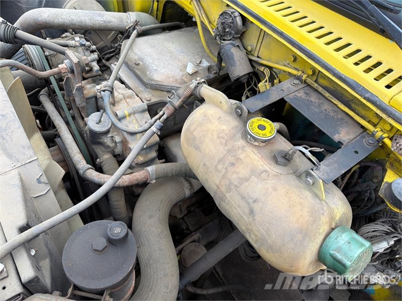  Volvo/GMC WAH 6x4 T/A Day Cab Truck Tractor وحدات الجر