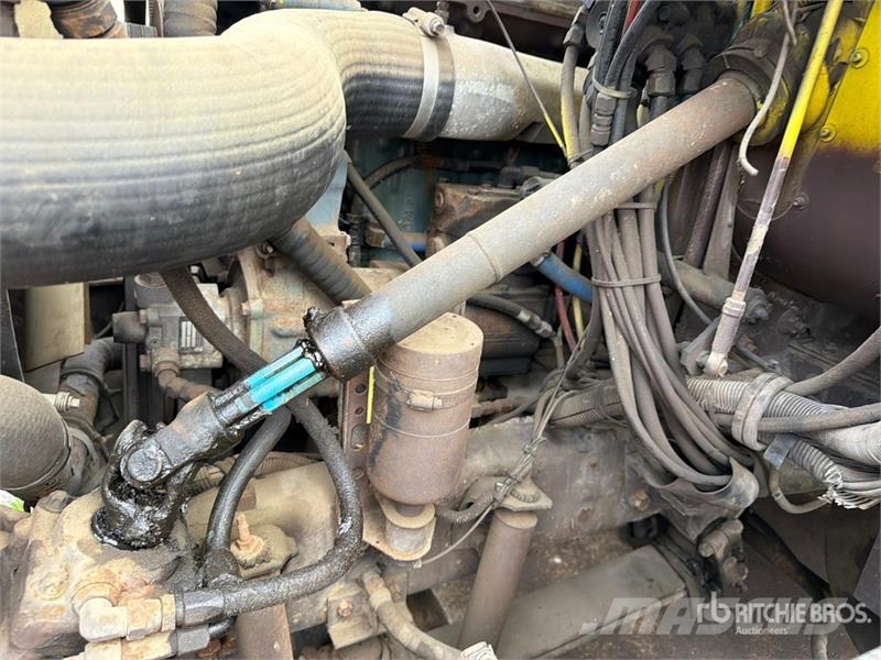  Volvo/GMC WAH 6x4 T/A Day Cab Truck Tractor وحدات الجر