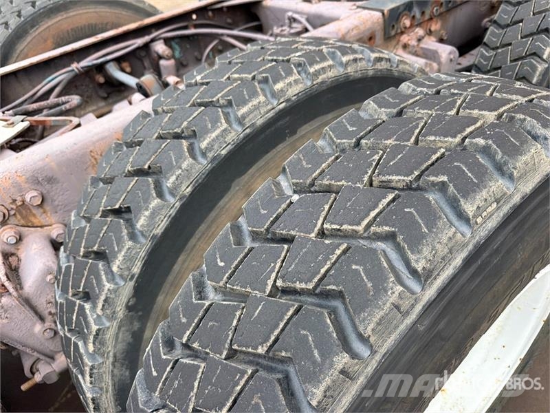  Volvo/GMC WAH 6x4 T/A Day Cab Truck Tractor وحدات الجر