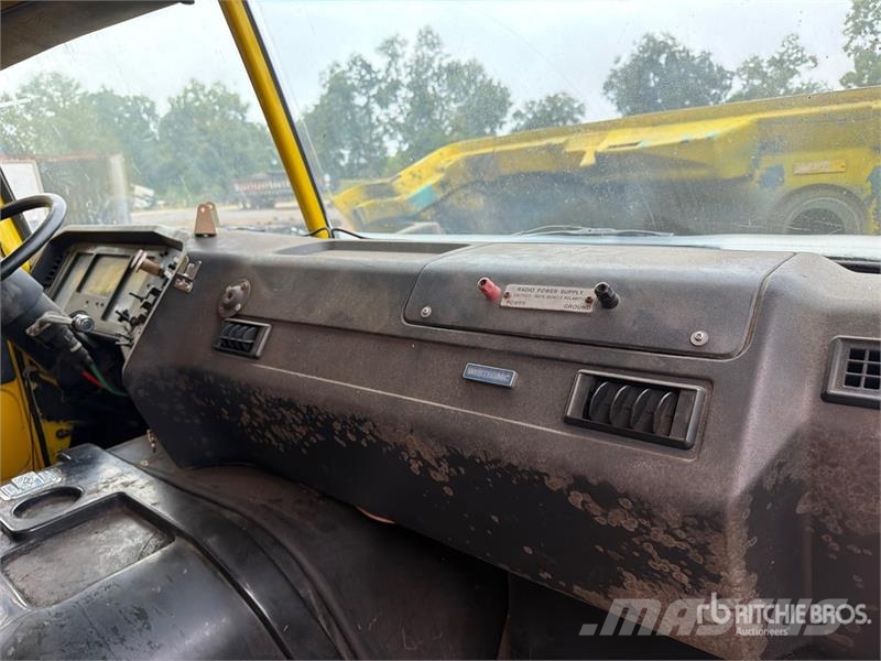  Volvo/GMC WAH 6x4 T/A Day Cab Truck Tractor وحدات الجر