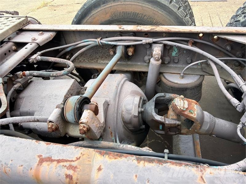  Volvo/GMC WAH 6x4 T/A Day Cab Truck Tractor وحدات الجر