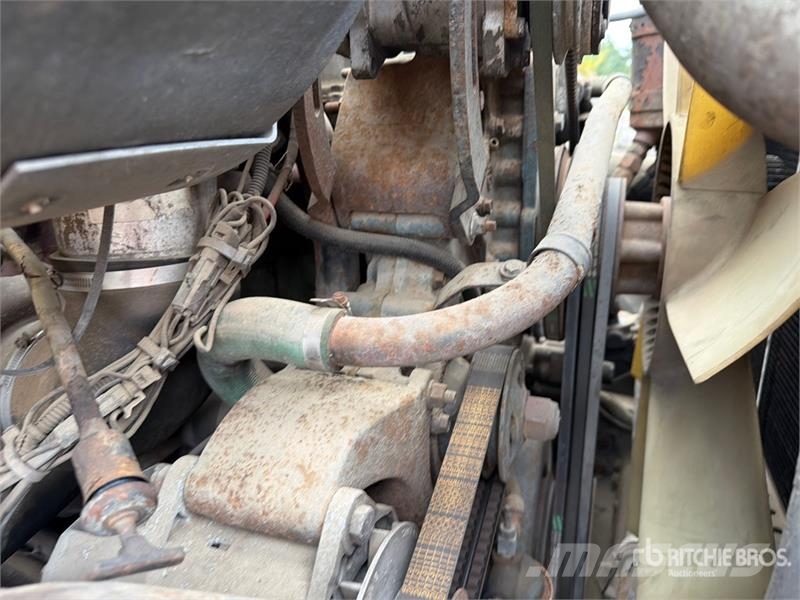 Volvo/GMC WAH 6x4 T/A Day Cab Truck Tractor وحدات الجر