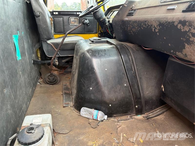  Volvo/GMC WAH 6x4 T/A Day Cab Truck Tractor وحدات الجر
